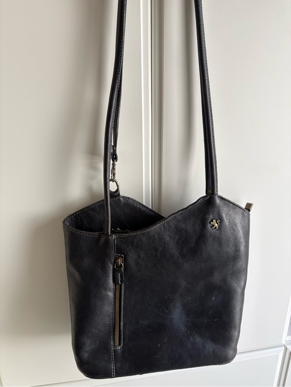 Classic Black Leather Shoulder Bag with Subtle Emblem
